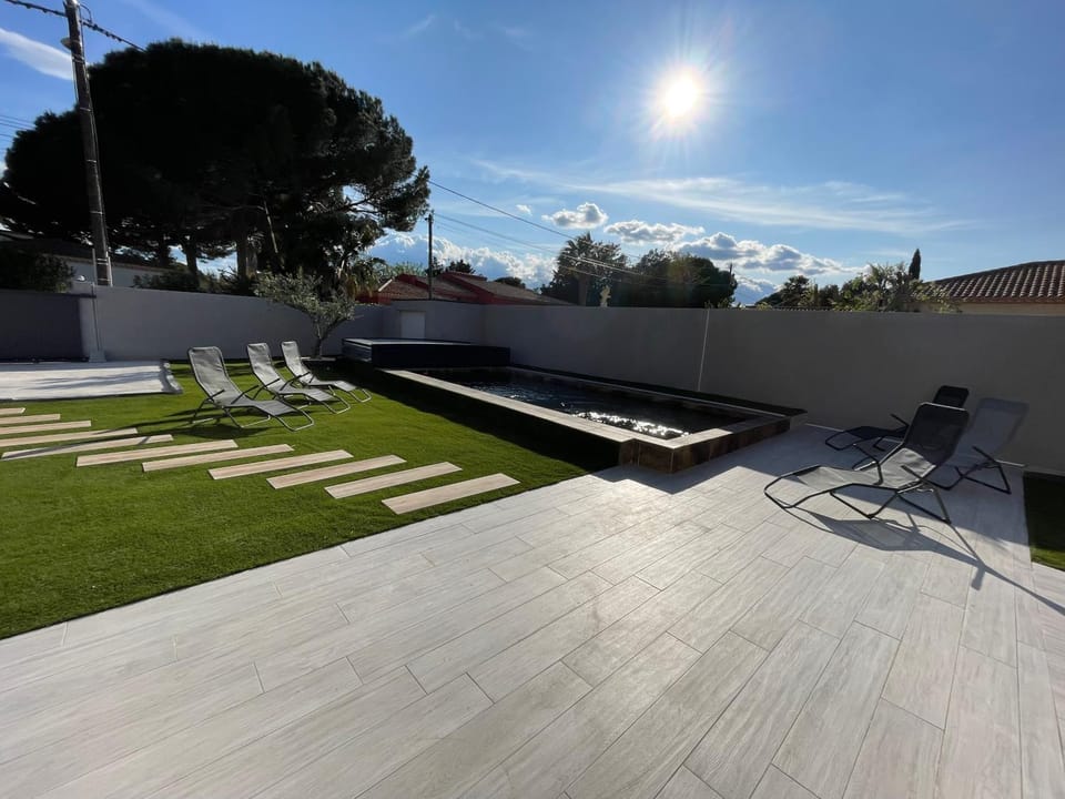 Swimming pool, sunbed