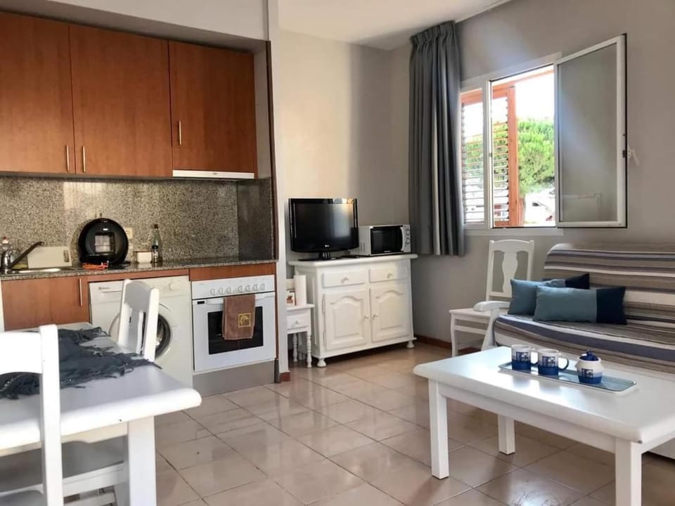 Kitchen or kitchenette, Living room, Dining area, minibar, pet friendly, stove
