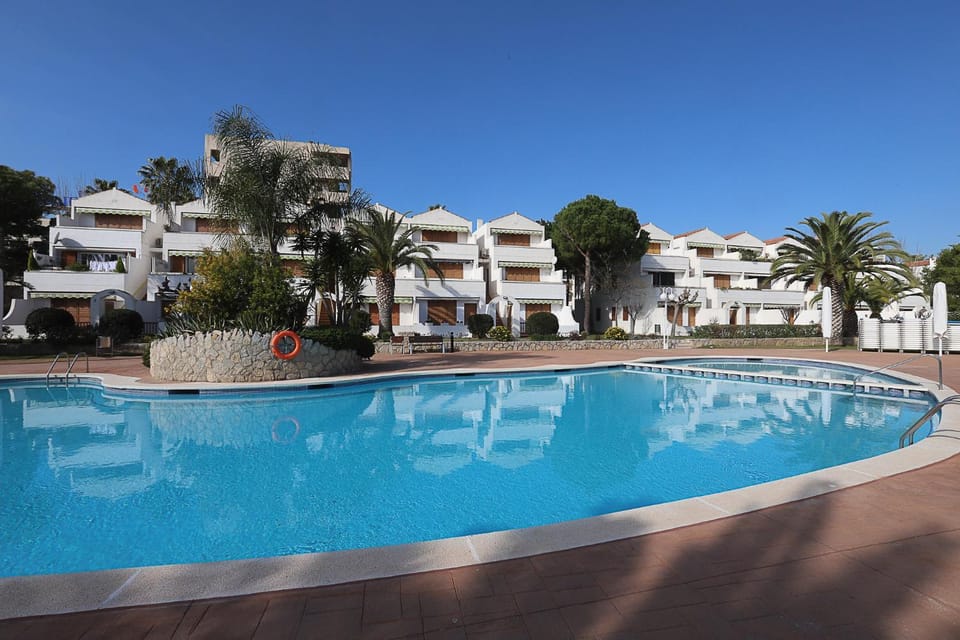 Property building, Pool view, Swimming pool, sunbed