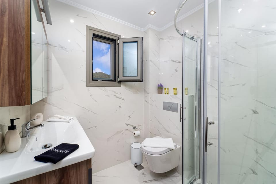 Shower, Toilet, Bathroom, towels