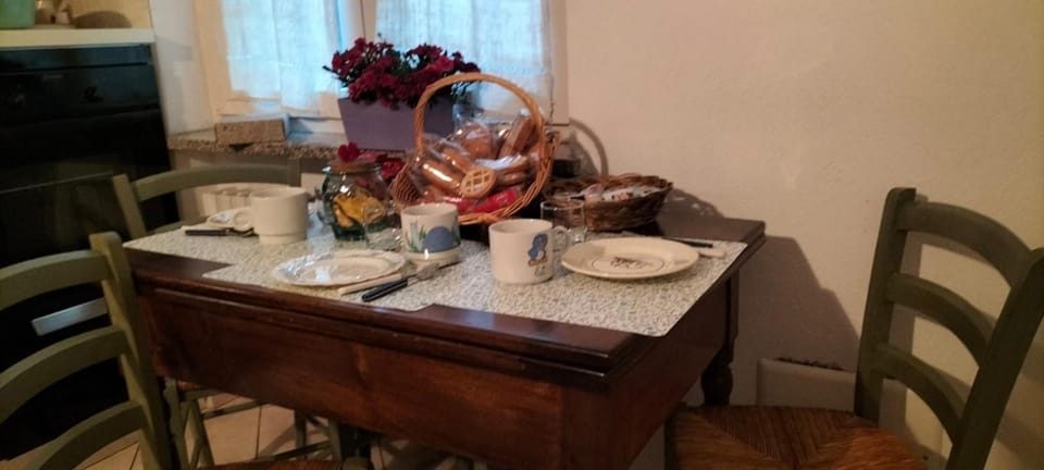 Food and drinks, Dining area, Food, Breakfast