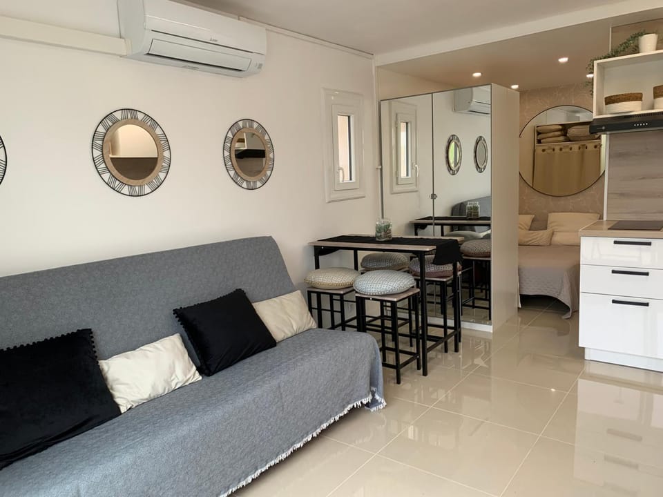Living room, Seating area, Dining area, air conditioner