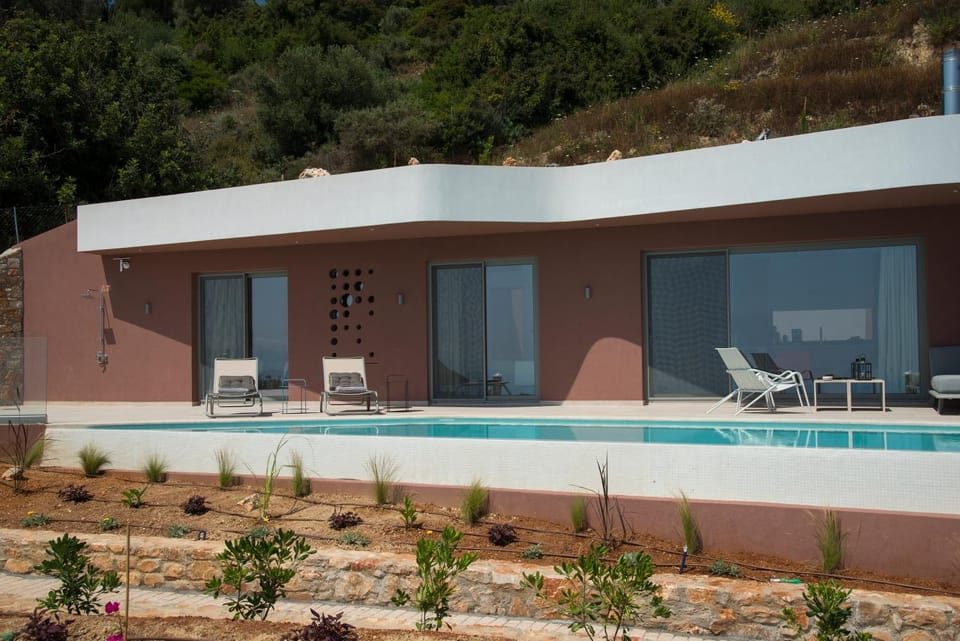 Property building, Patio, Day, Mountain view, Pool view, Swimming pool, sunbed