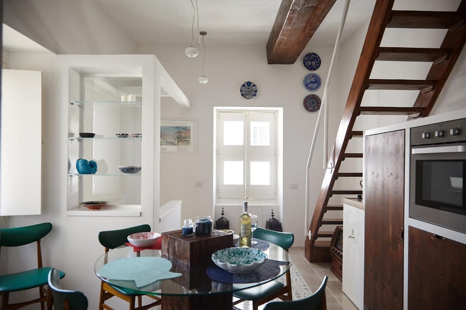 Kitchen or kitchenette, Dining area, oven, stove
