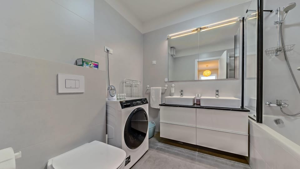 Shower, Toilet, Bathroom, Bath, towels, washing machine