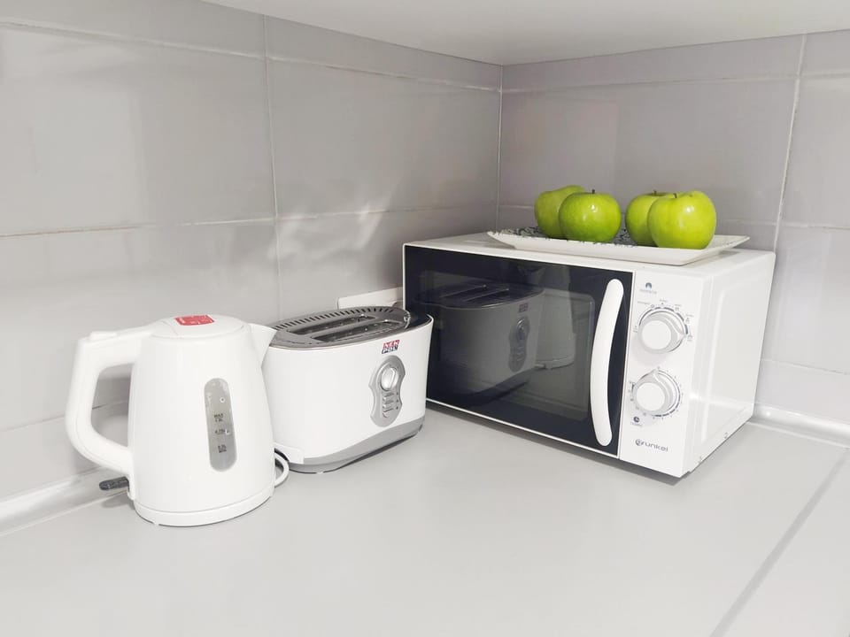 Kitchen or kitchenette, minibar, toaster