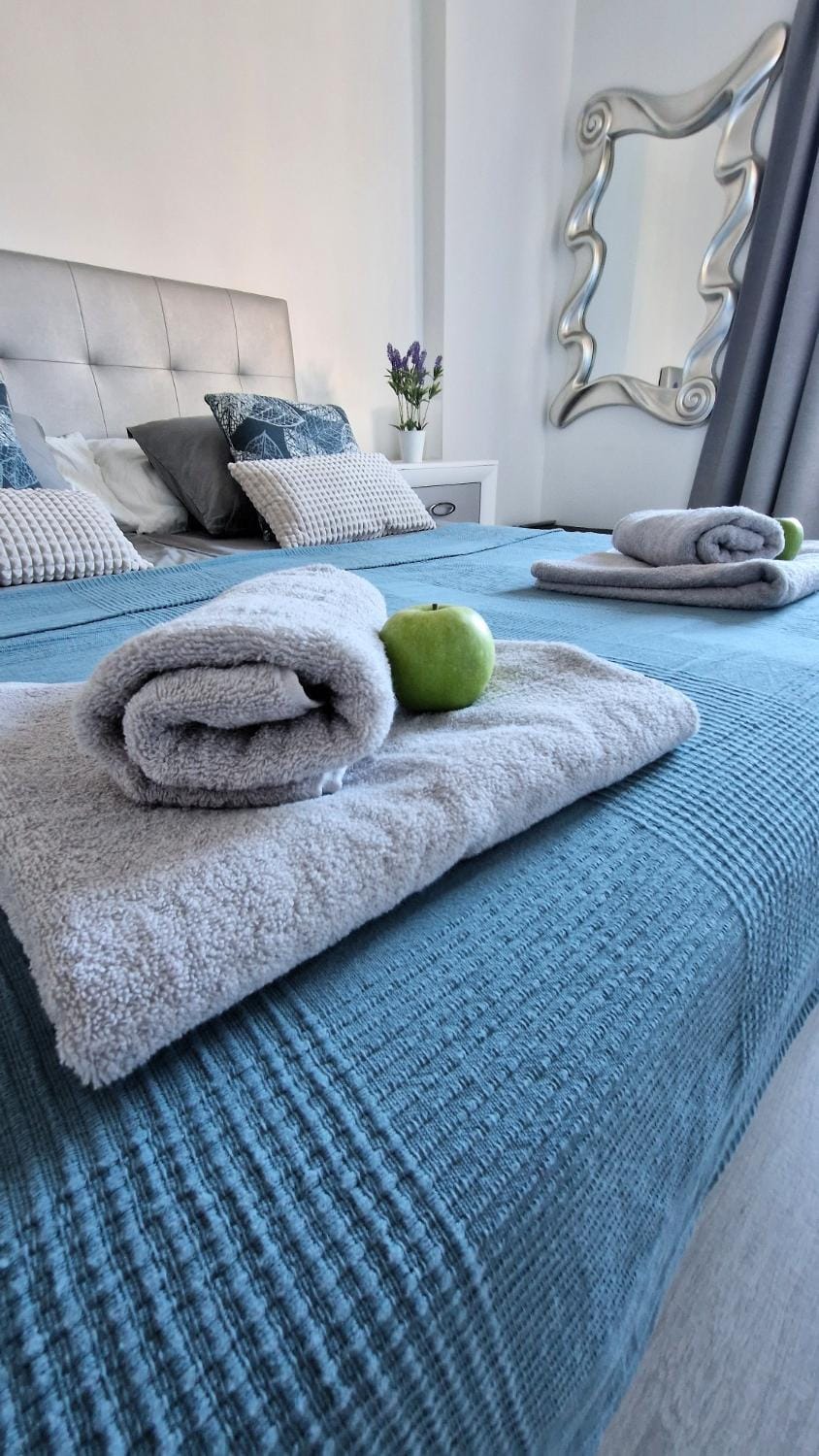 Bed, Bedroom, towels