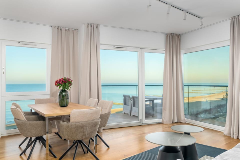 Natural landscape, View (from property/room), Balcony/Terrace, Living room, Seating area, Dining area, Lake view, Sea view