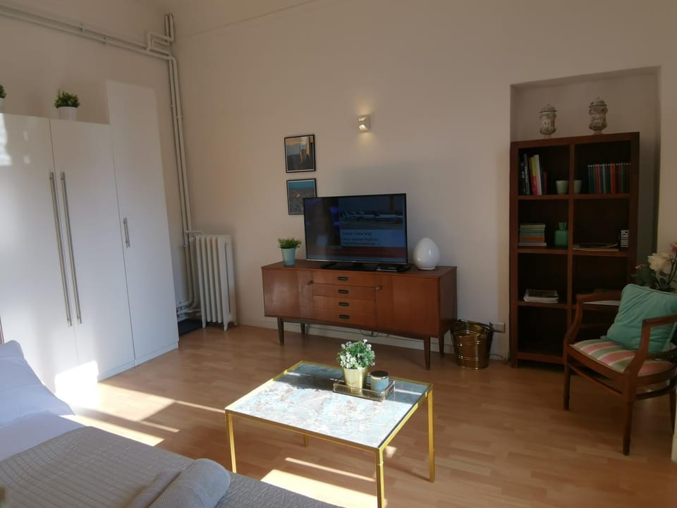 Communal lounge/ TV room, TV and multimedia, Living room, Seating area, Evening entertainment, wardrobe