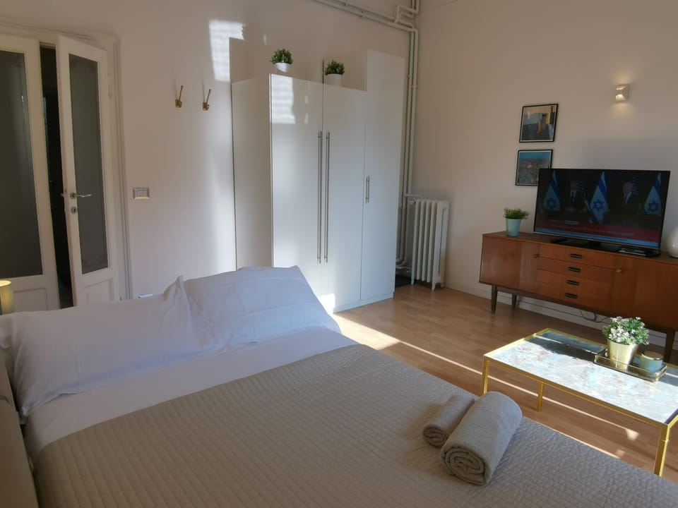 Bed, TV and multimedia, Photo of the whole room, Bedroom, internet, towels, wardrobe