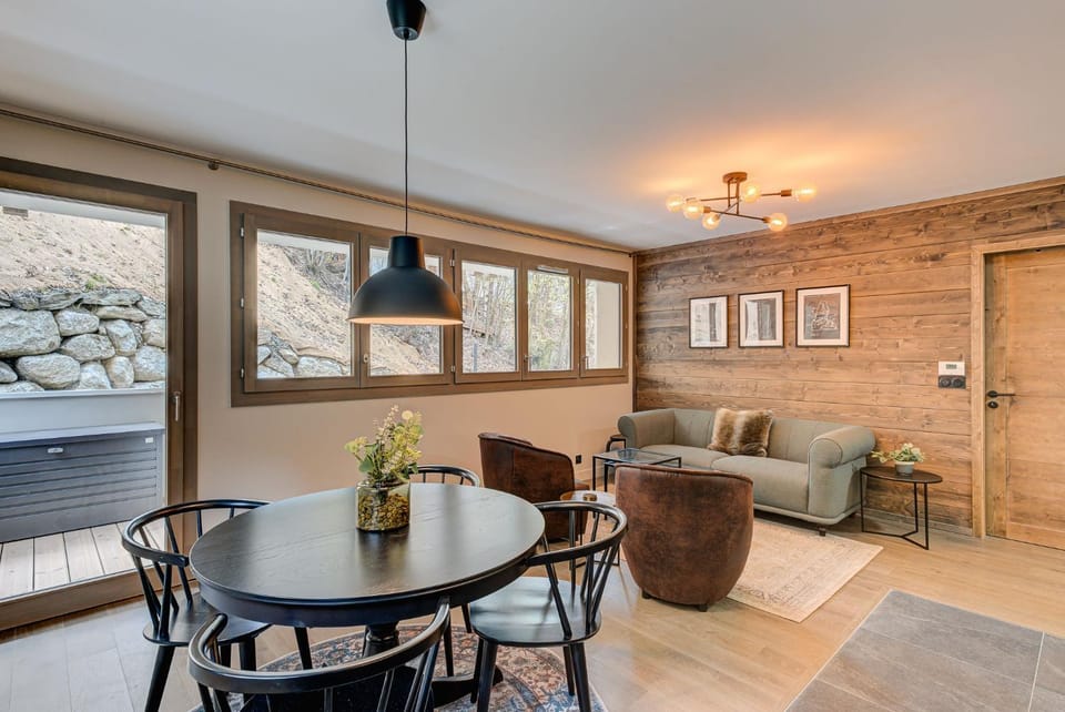 TV and multimedia, Living room, Seating area, Dining area