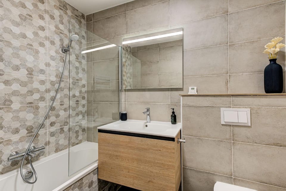 Shower, Toilet, Bathroom, Bath, towels