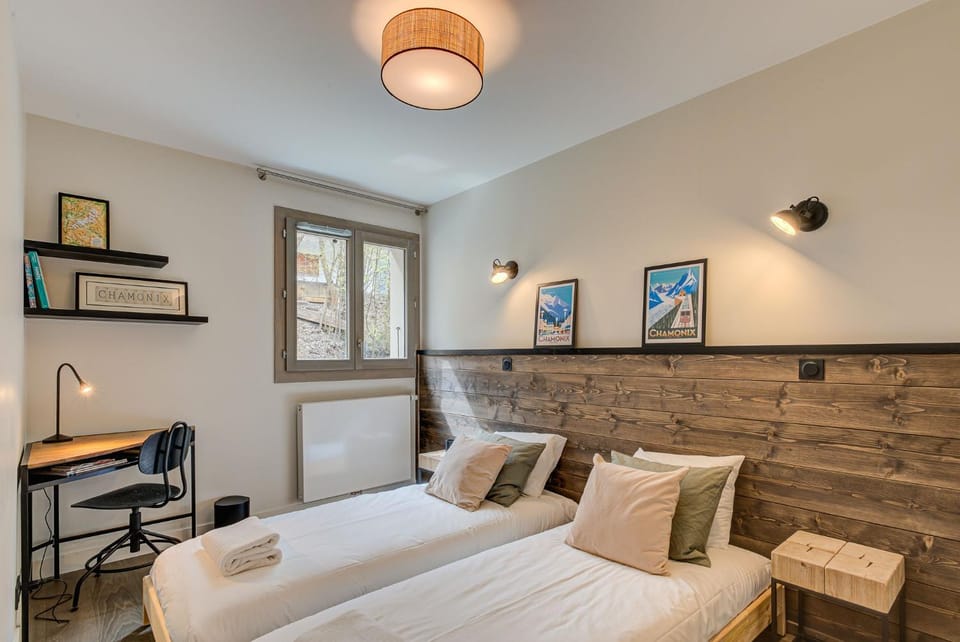 Bed, Photo of the whole room, Seating area, Bedroom, hair dresser