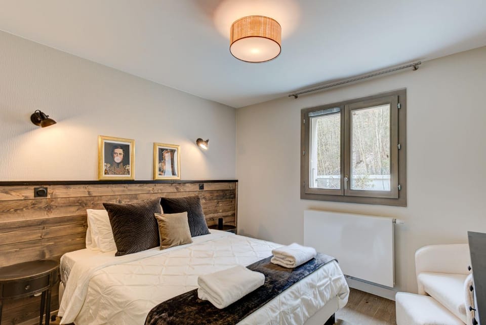 Bed, Living room, Photo of the whole room, Seating area, Bedroom