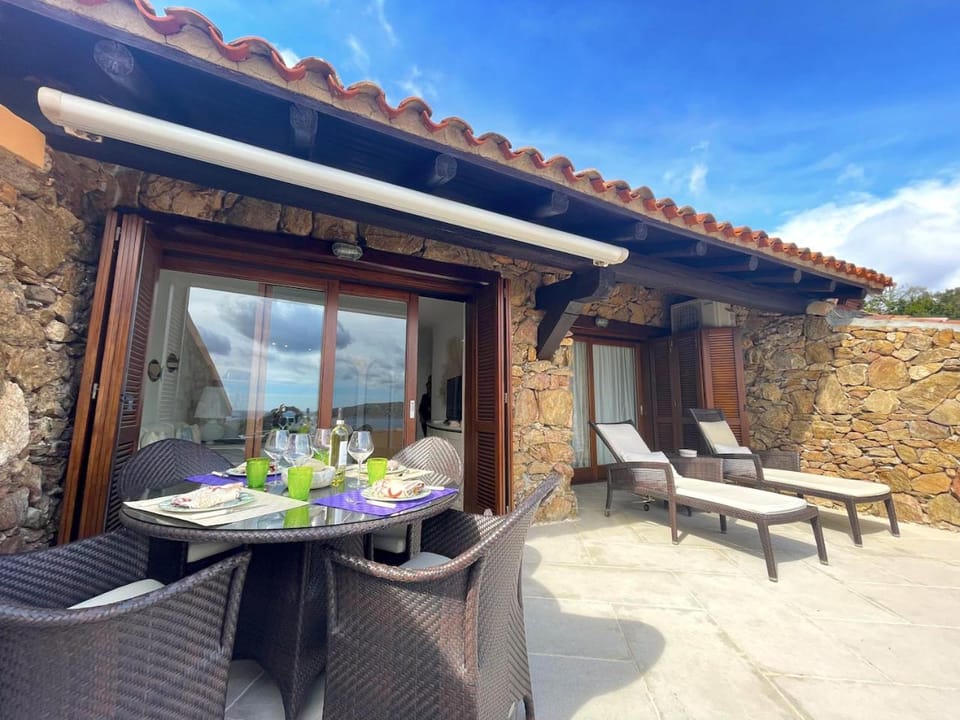 Property building, Balcony/Terrace, Balcony/Terrace, Dining area, Lunch, sunbed