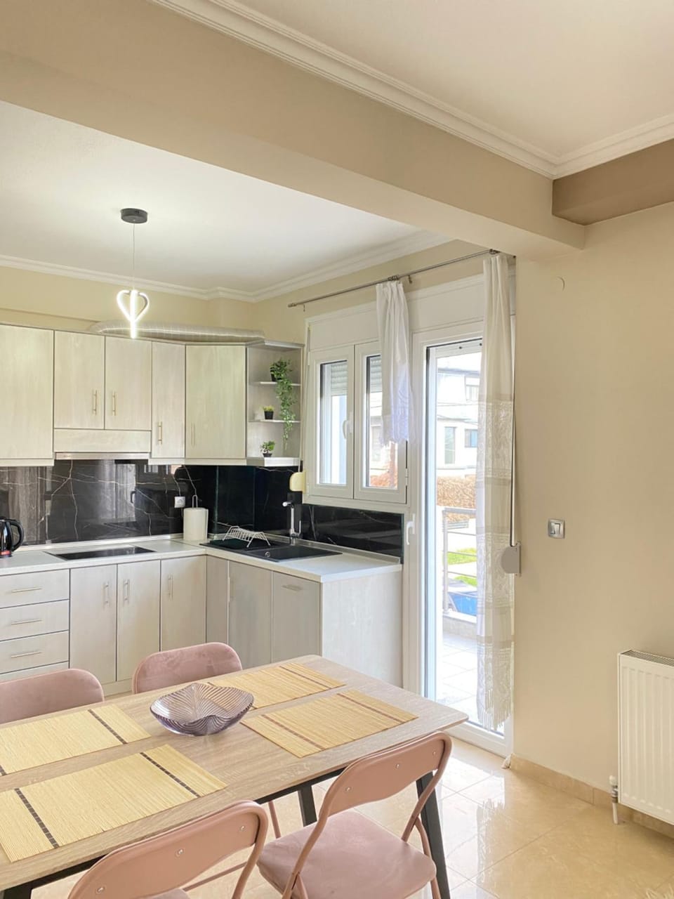 Kitchen or kitchenette, Dining area, pet friendly, stove