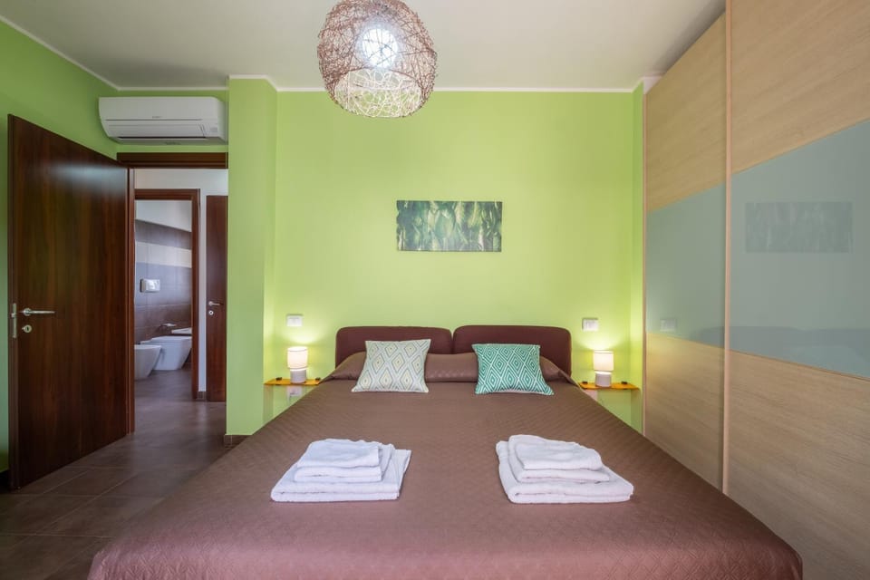 Bed, Photo of the whole room, Bedroom, towels, wardrobe, air conditioner