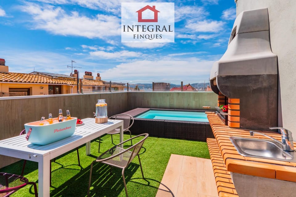 BBQ facilities, Balcony/Terrace, Sea view, Swimming pool