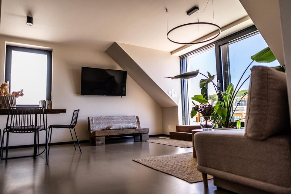 Communal lounge/ TV room, Bed, TV and multimedia, Living room, Photo of the whole room, Seating area, Evening entertainment, Bedroom