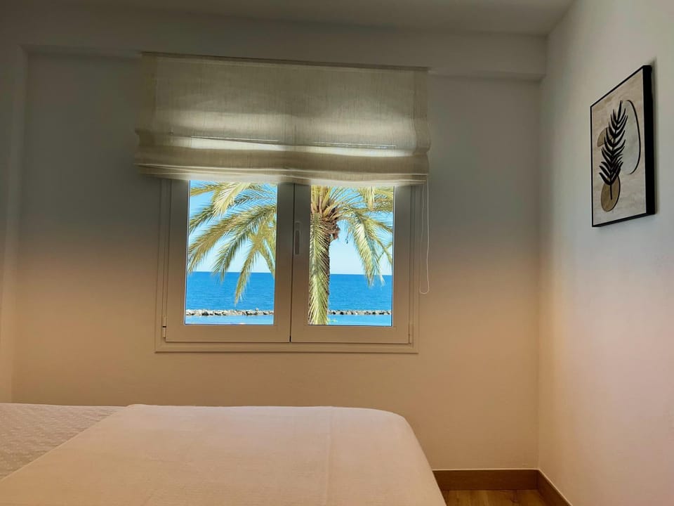 Photo of the whole room, Sea view