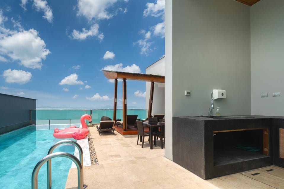 Dining area, Pool view, Sea view, Swimming pool, sunbed