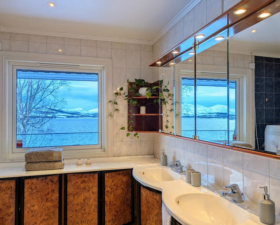 Hus med egen strandlinje Apartment in Tromso