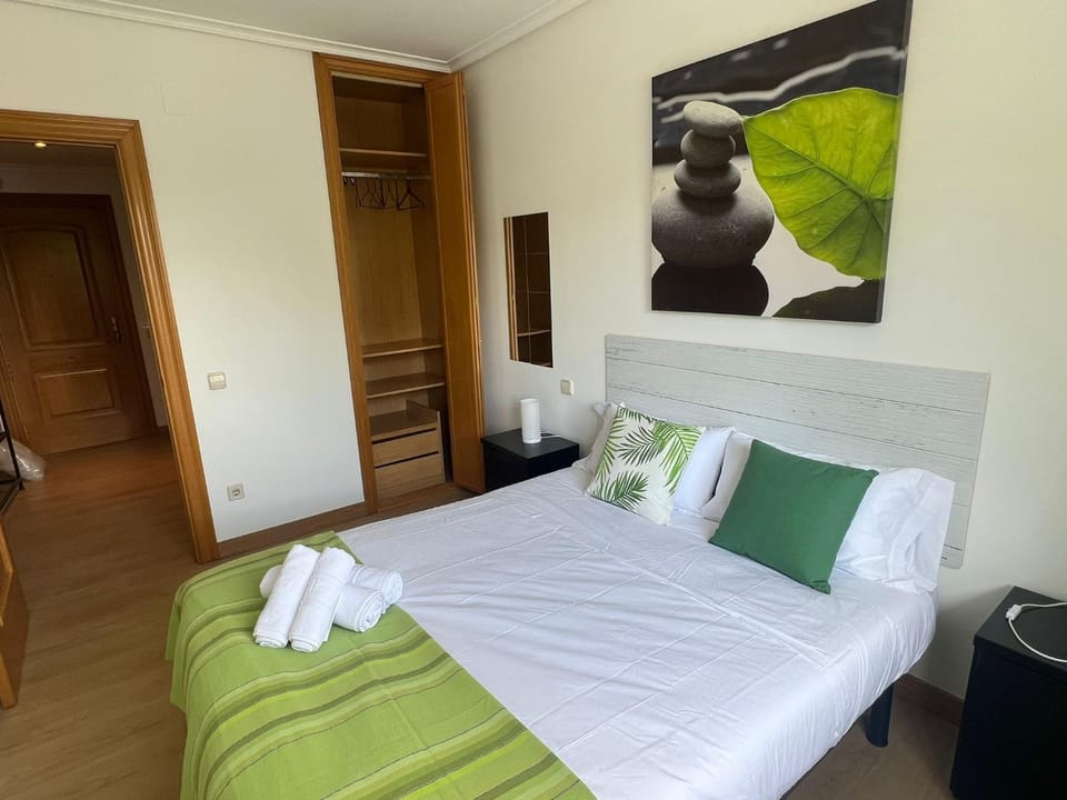 Bedroom, towels, wardrobe