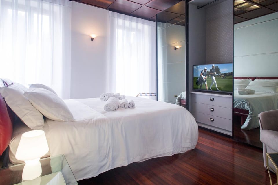 Bed, TV and multimedia, Photo of the whole room, Bedroom