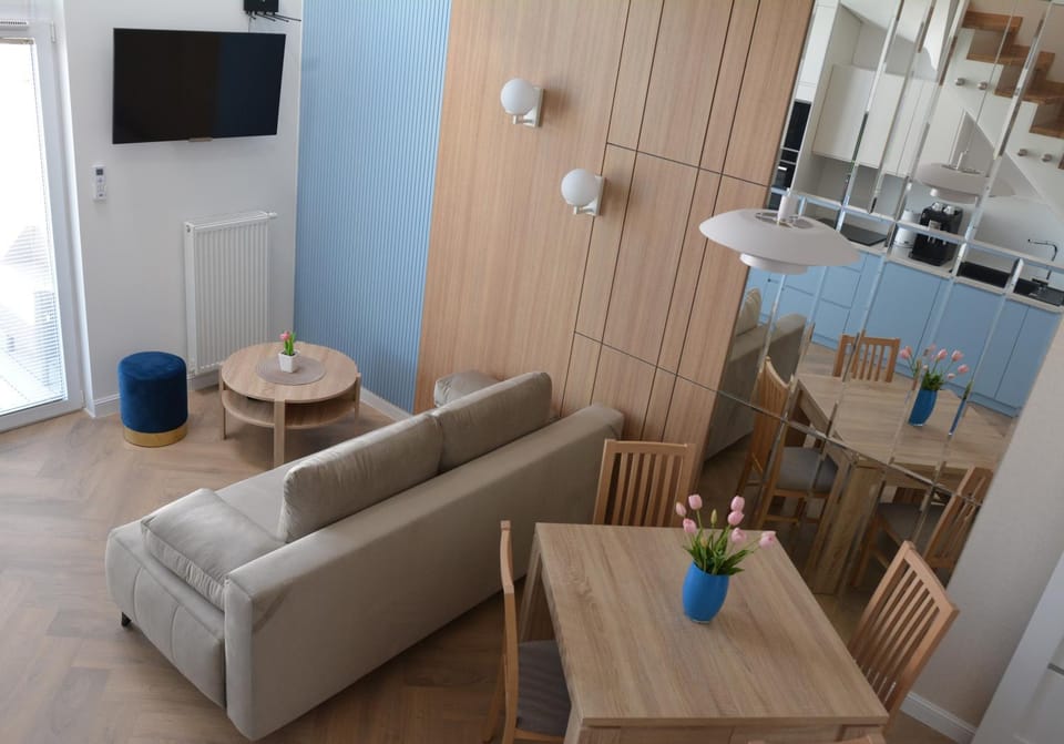 Communal lounge/ TV room, TV and multimedia, Living room, Seating area, Beach, Evening entertainment