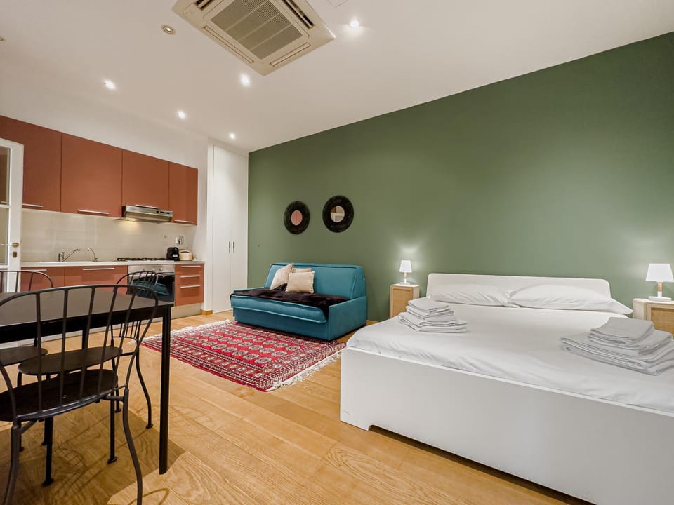 Bed, Kitchen or kitchenette, Living room, Seating area, Dining area, Bedroom