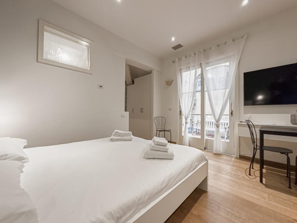 Bed, TV and multimedia