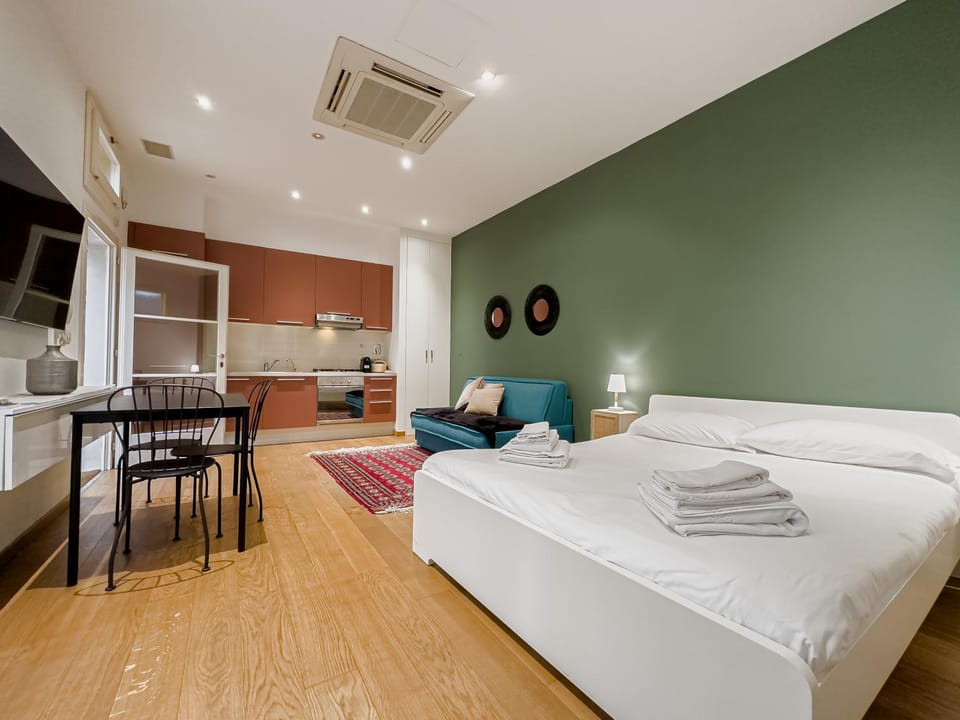 Bed, TV and multimedia, Kitchen or kitchenette, Living room, Photo of the whole room, Seating area, Dining area, Bedroom, towels, air conditioner