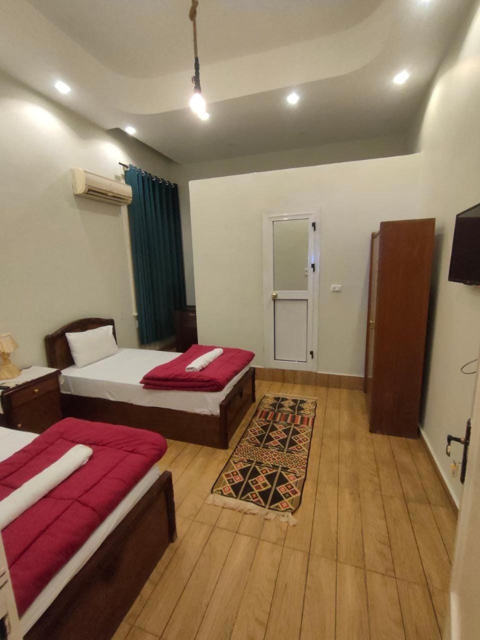 Bed, Photo of the whole room, Bedroom, oven, air conditioner
