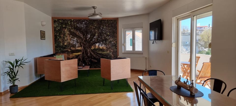 Communal lounge/ TV room, TV and multimedia, Living room, Seating area, Dining area, Evening entertainment