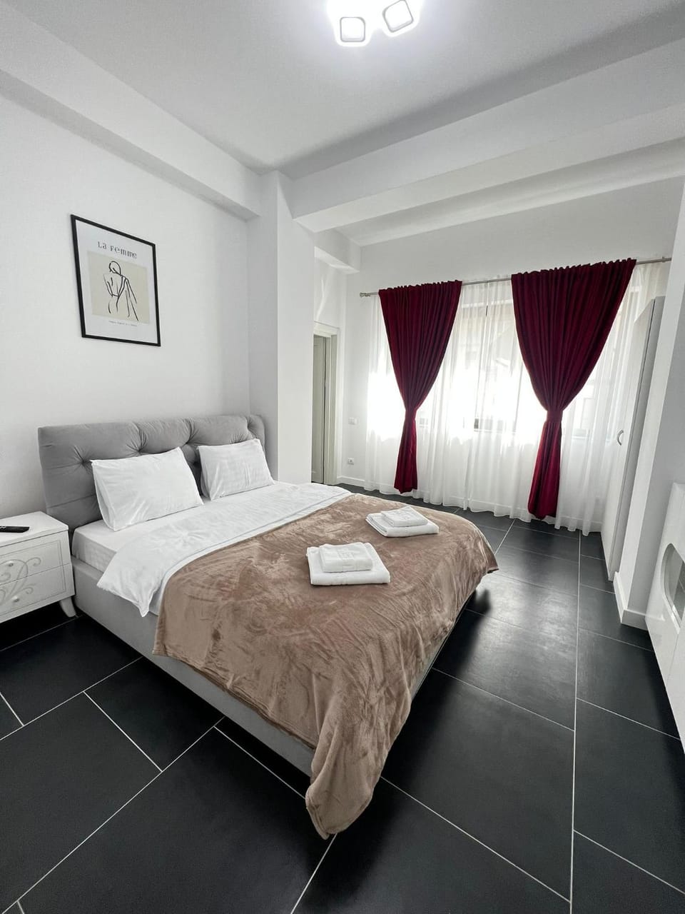 Bed, Photo of the whole room, Bedroom, towels
