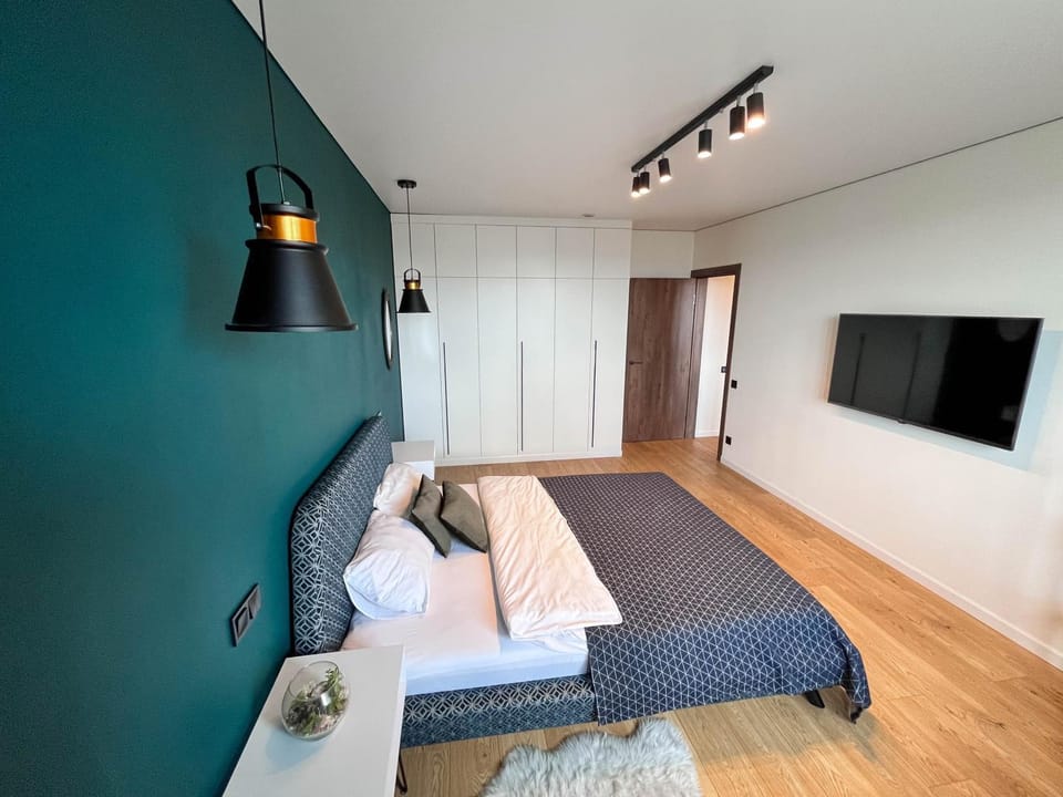 Bed, TV and multimedia, Bedroom