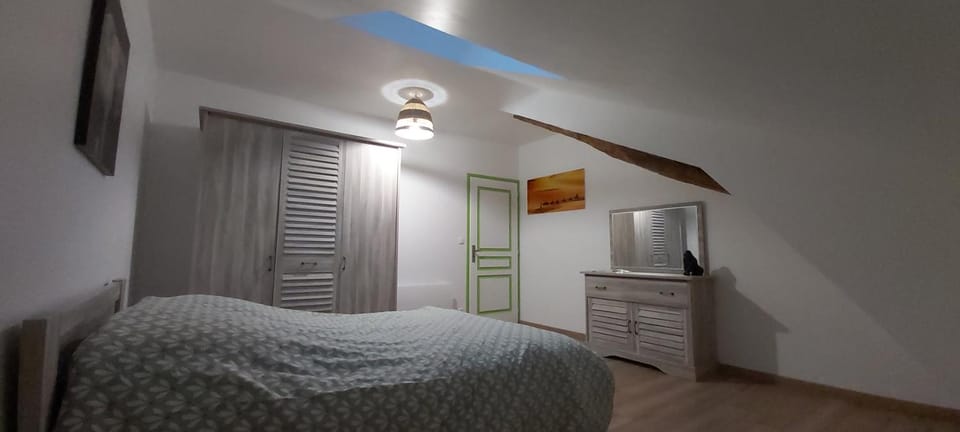 Bed, Photo of the whole room, Bedroom, wardrobe
