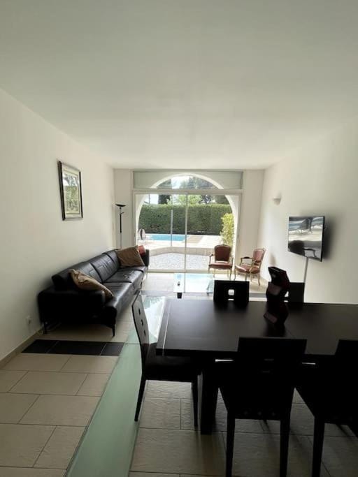 Communal lounge/ TV room, Living room, Dining area