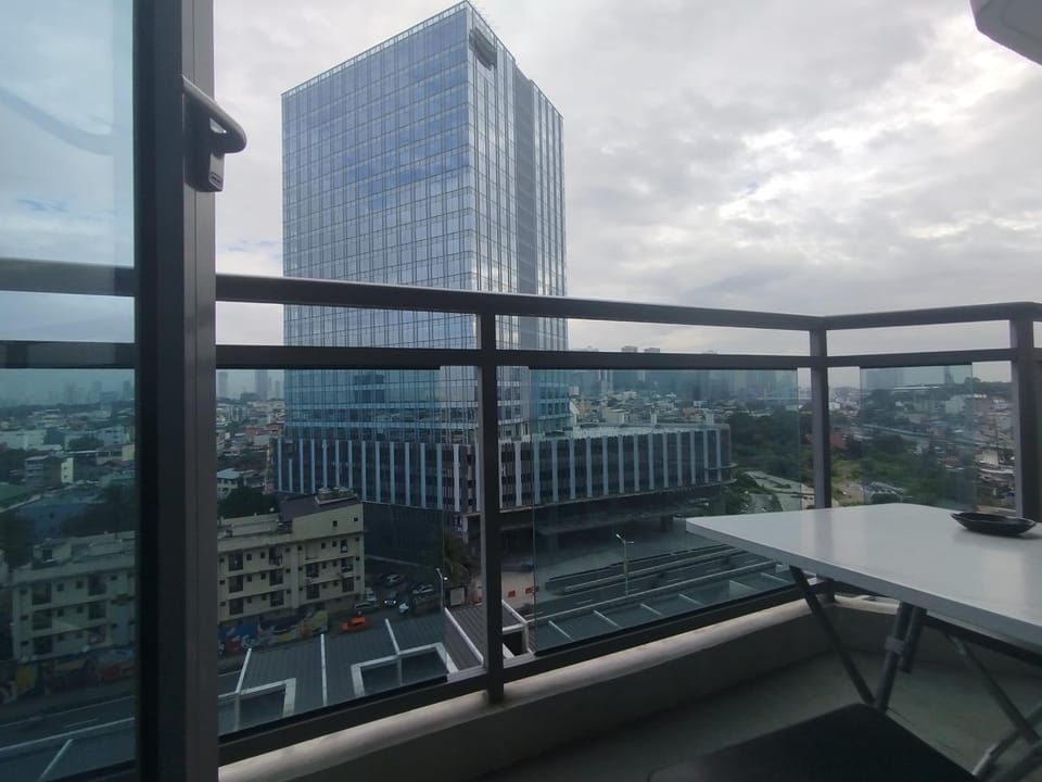 Aveline Suites Executive City View ACQUA Private Residences near Rockwell Makati Apartment in Mandaluyong