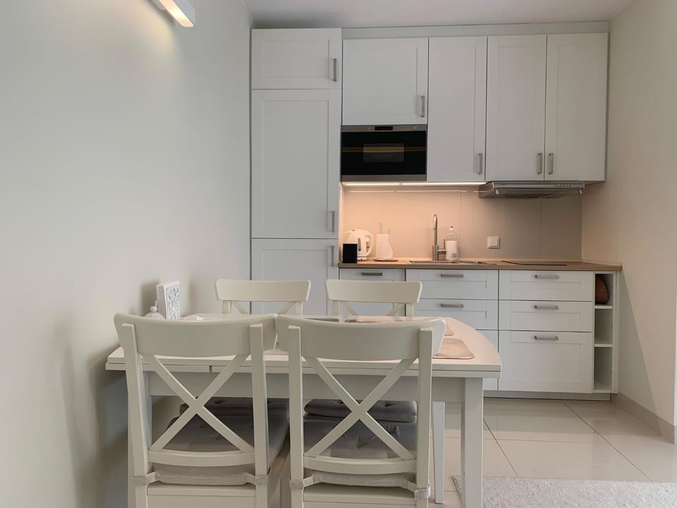 Kitchen or kitchenette, Dining area, minibar, pet friendly, stove