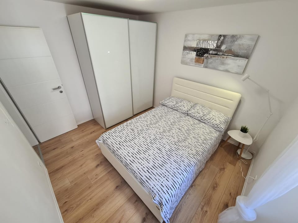 Bed, Photo of the whole room, Bedroom, wardrobe