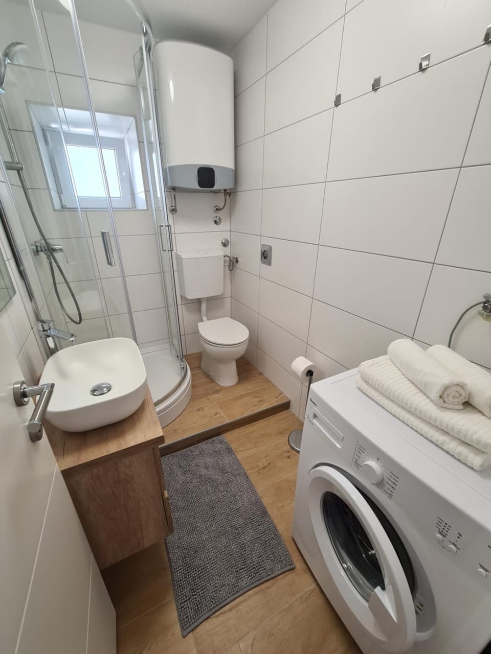 Shower, Toilet, Bathroom, towels, washing machine