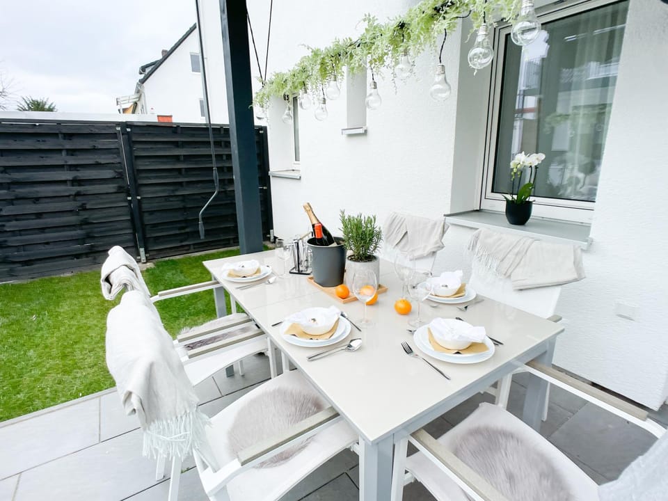 Patio, BBQ facilities, Garden, View (from property/room), Balcony/Terrace, Balcony/Terrace, Food and drinks, Seating area, Dining area, Food, Garden view