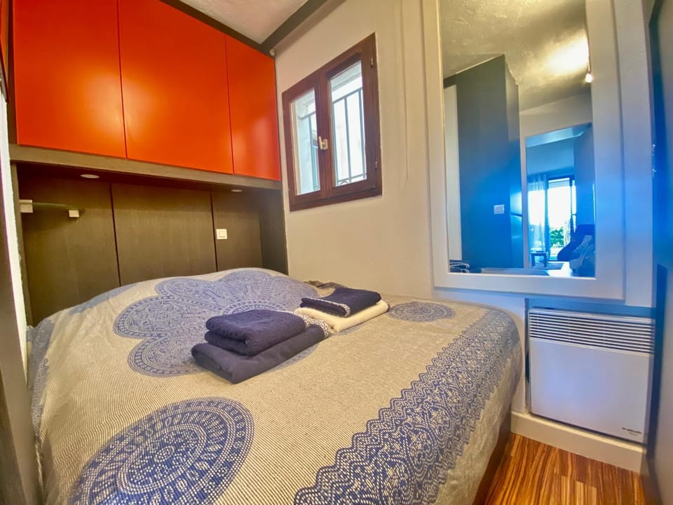 Bed, Bedroom, wardrobe