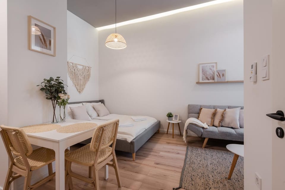 Bed, Living room, Photo of the whole room, Seating area, Dining area, Bedroom