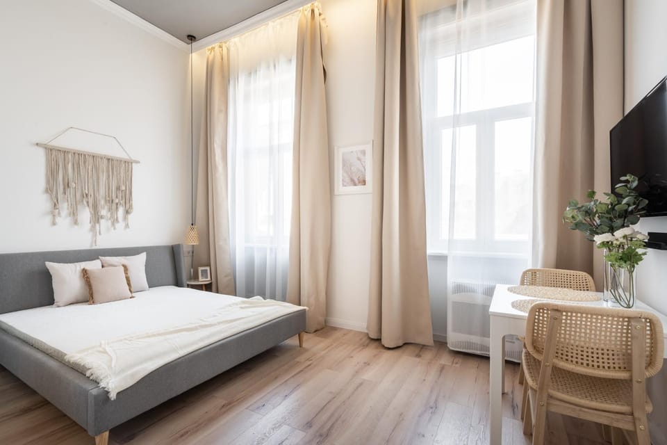 Bed, TV and multimedia, Living room, Photo of the whole room, Seating area, Bedroom, towels