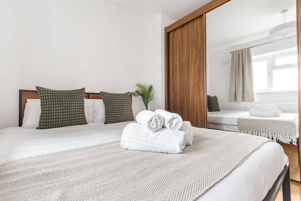 3 Bed House Sleeps 8 -Near Heathrow -Free Parking House in Hounslow