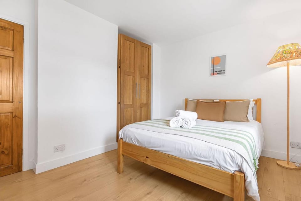 3 Bed House Sleeps 8 -Near Heathrow -Free Parking House in Hounslow