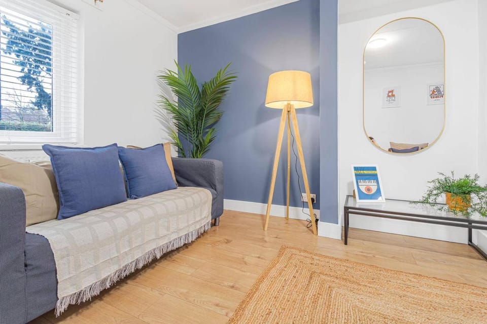 3 Bed House Sleeps 8 -Near Heathrow -Free Parking House in Hounslow