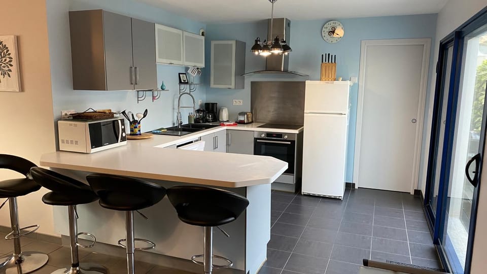 Kitchen or kitchenette, oven